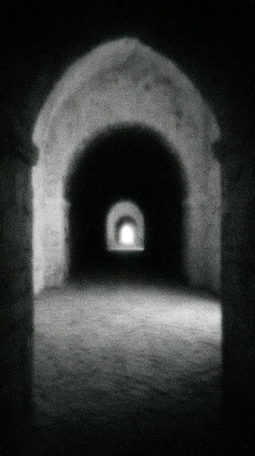 Une arche de pierre ouvrant sur un tunnel