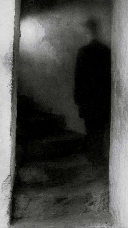 Une silhouette sombre dans un passage étroit