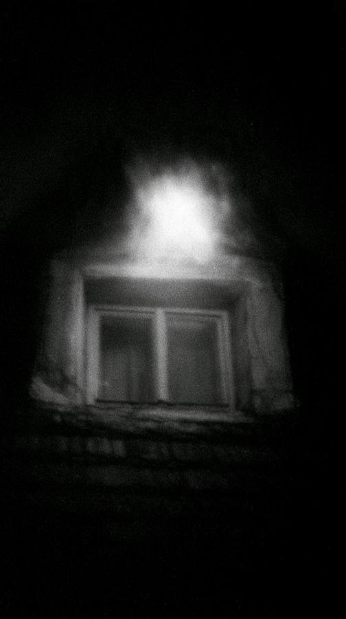 Une fenêtre éclairée au-dessus d'un mur sombre