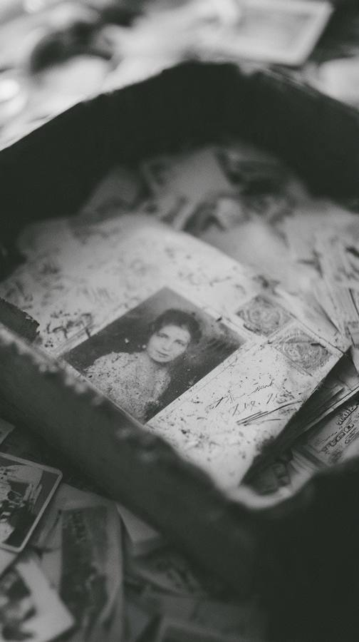 Une boîte pleine de photographies anciennes