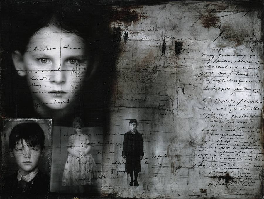 Planche : le portrait d'une fille, des pages manuscrites et de petits portraits collés
