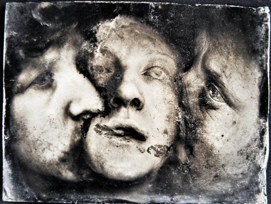 Planche : des visages de plâtre collés l'un à l'autre